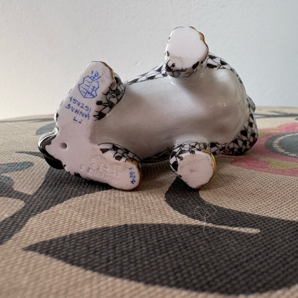 HEREND SITTING PUG FIGURINE Black. Pristine - Picture 3 of 5